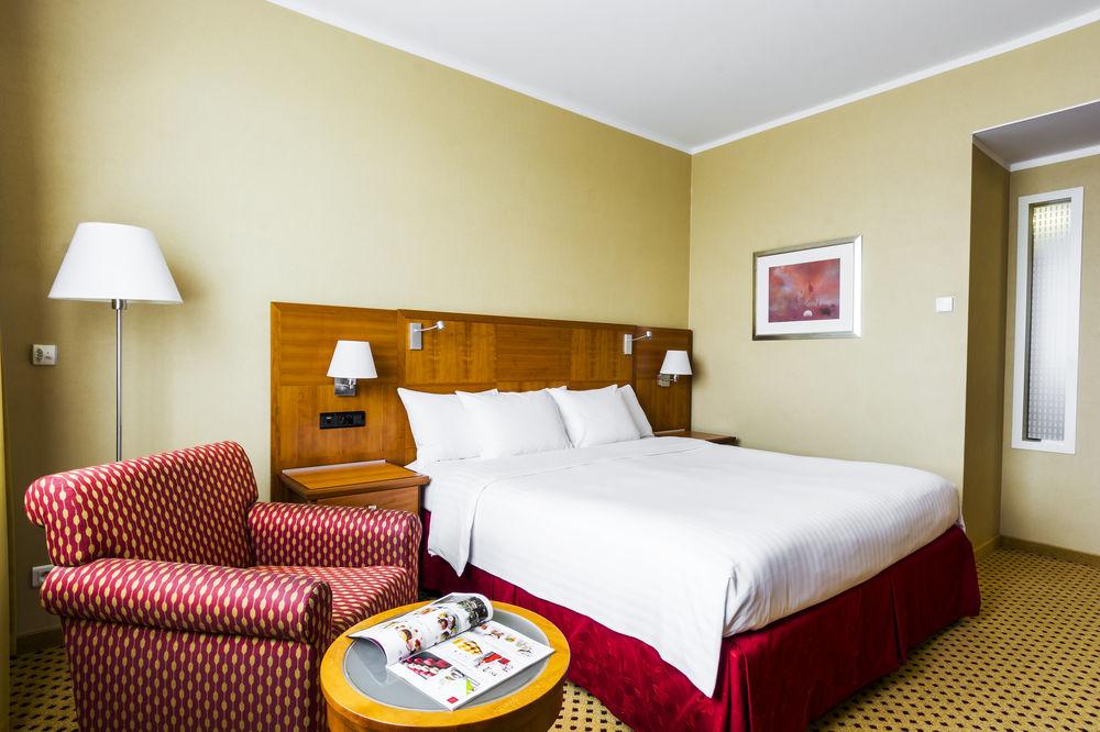 Отель Courtyard By Marriott Pilsen Экстерьер фото