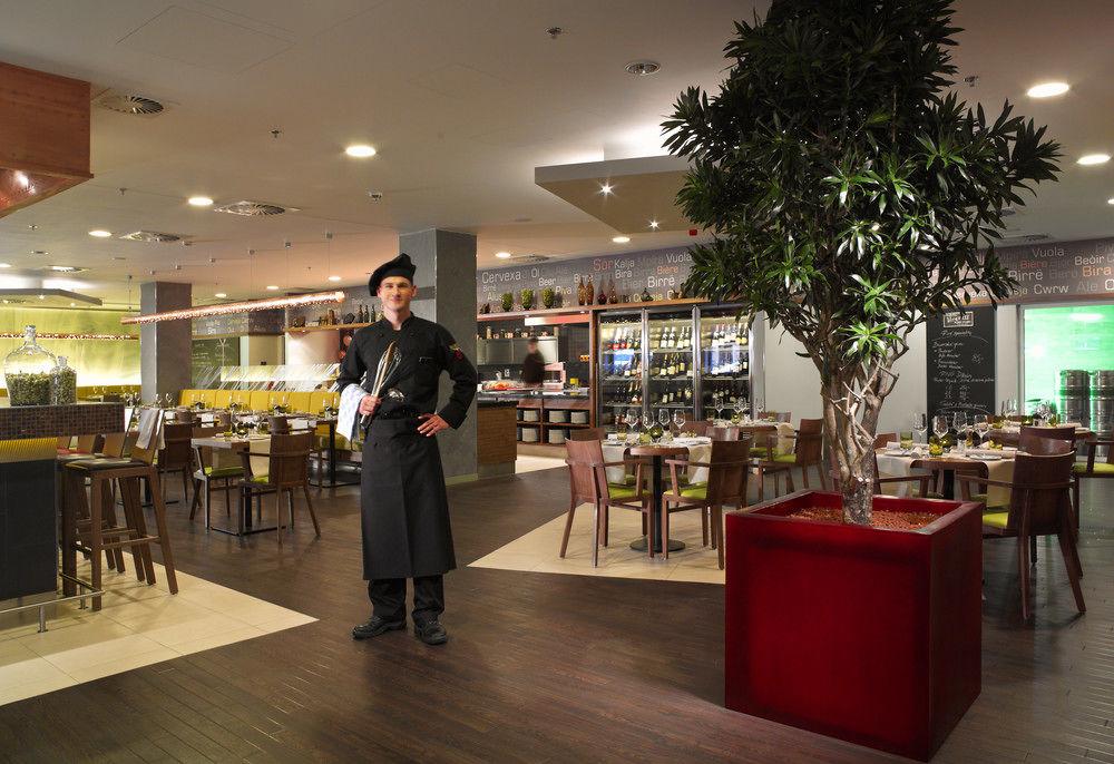 Отель Courtyard By Marriott Pilsen Экстерьер фото