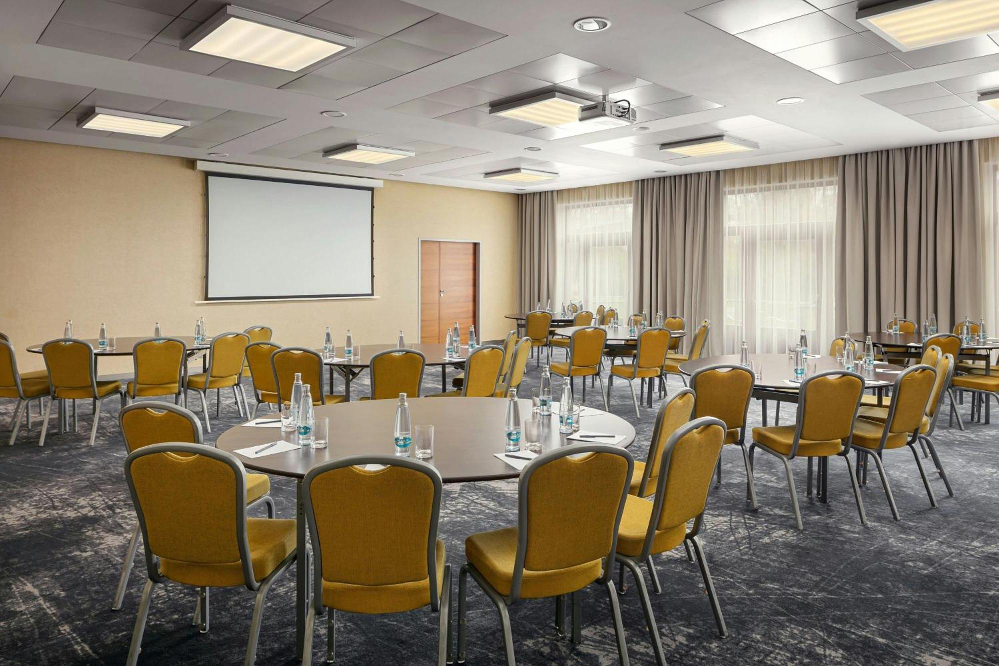 Отель Courtyard By Marriott Pilsen Экстерьер фото