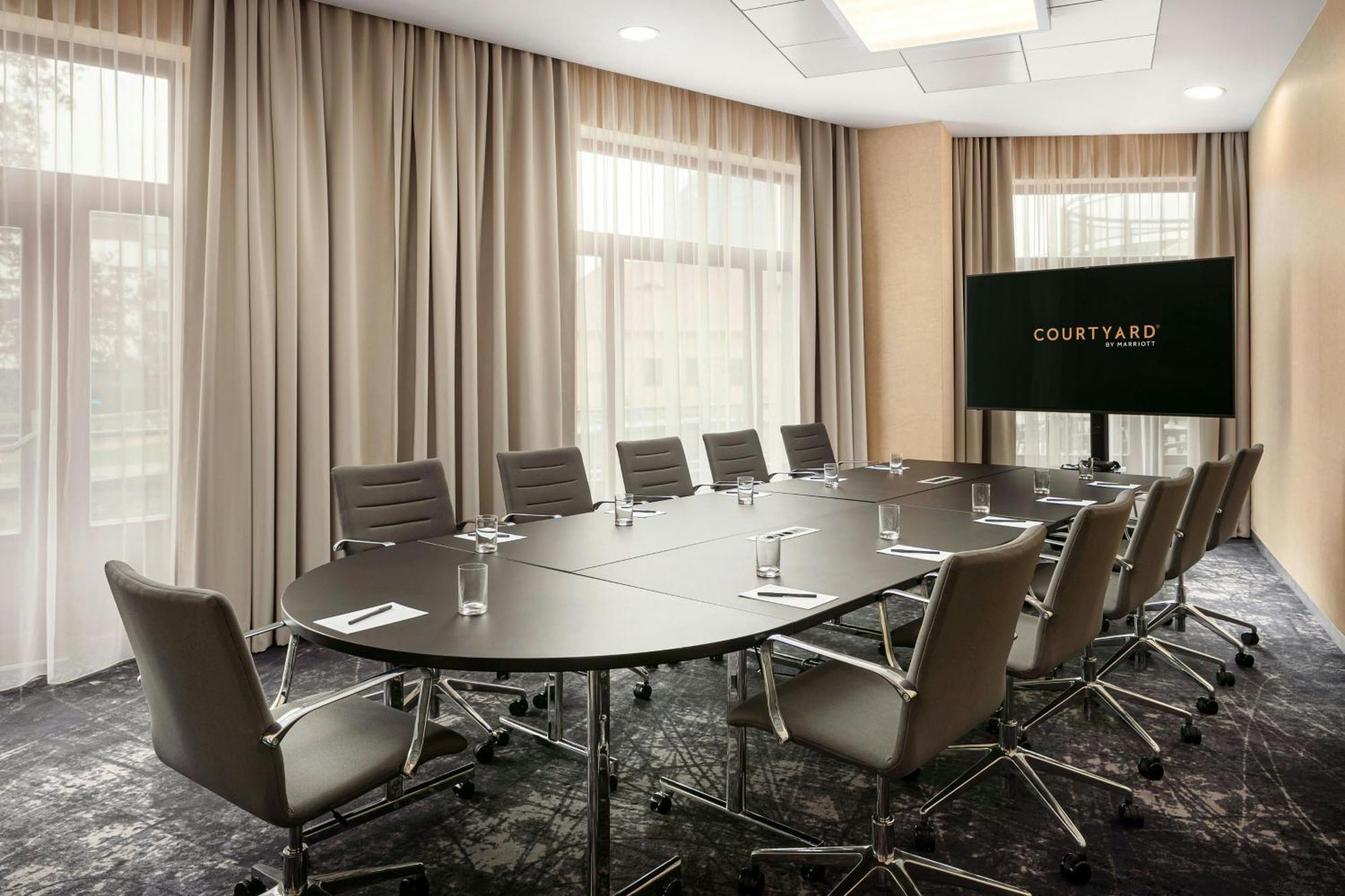 Отель Courtyard By Marriott Pilsen Экстерьер фото