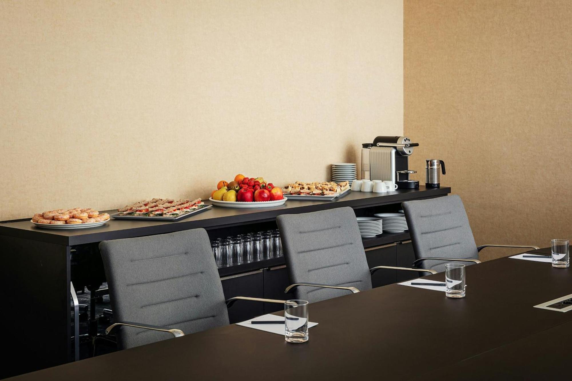 Отель Courtyard By Marriott Pilsen Экстерьер фото