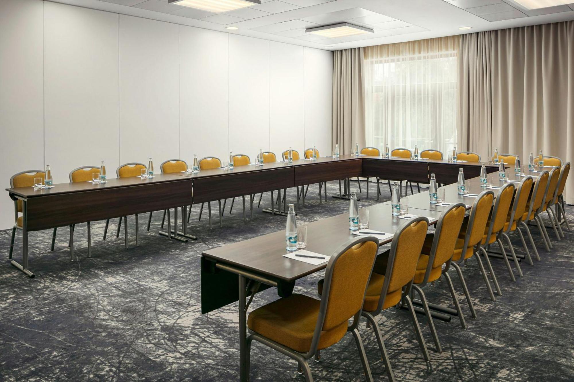 Отель Courtyard By Marriott Pilsen Экстерьер фото