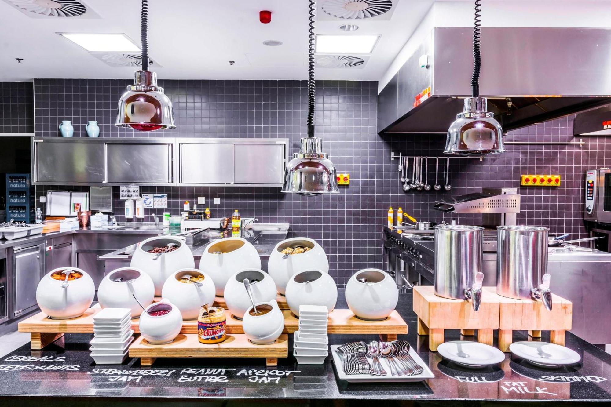 Отель Courtyard By Marriott Pilsen Экстерьер фото