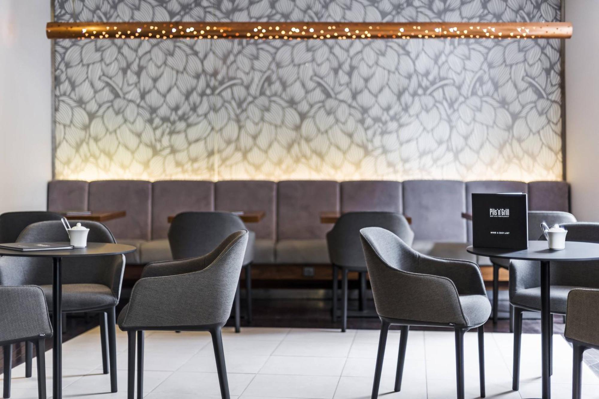 Отель Courtyard By Marriott Pilsen Экстерьер фото