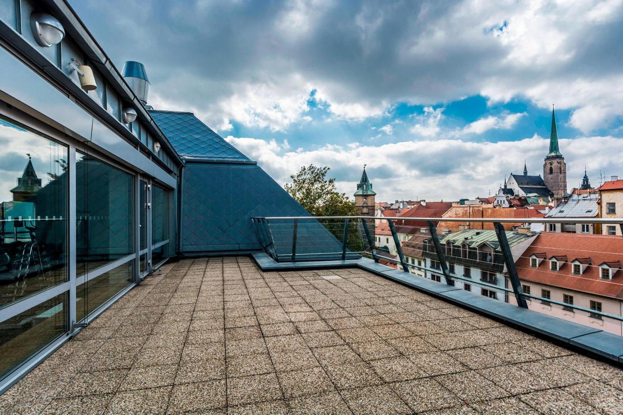 Отель Courtyard By Marriott Pilsen Экстерьер фото