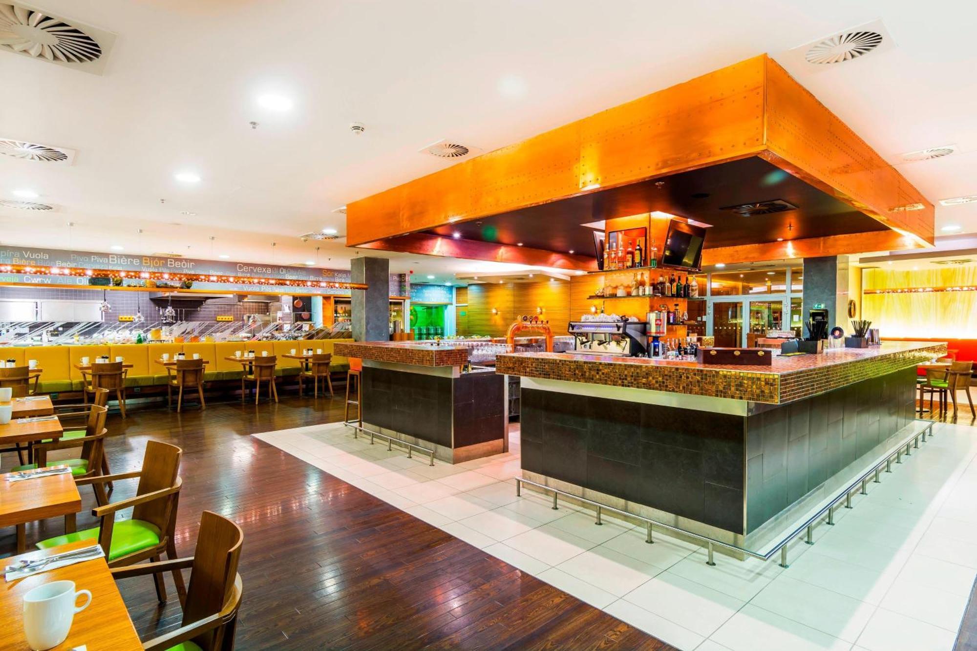 Отель Courtyard By Marriott Pilsen Экстерьер фото