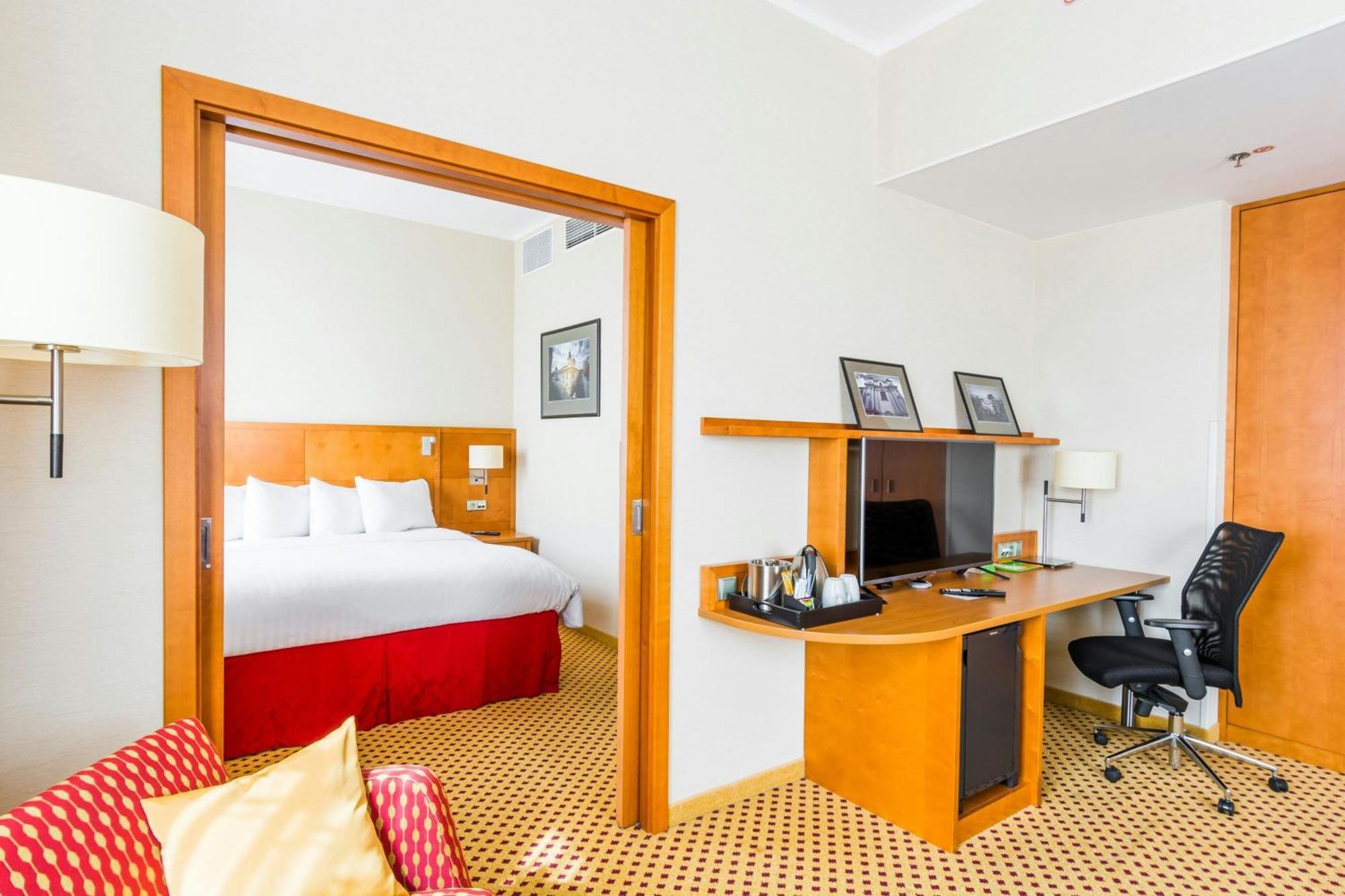 Отель Courtyard By Marriott Pilsen Экстерьер фото