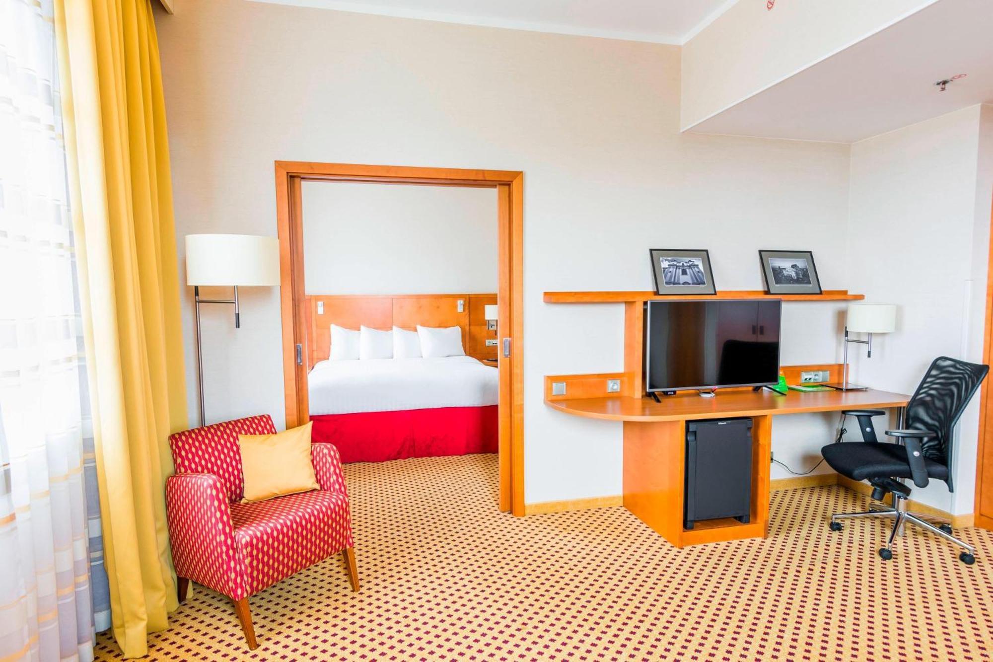Отель Courtyard By Marriott Pilsen Экстерьер фото