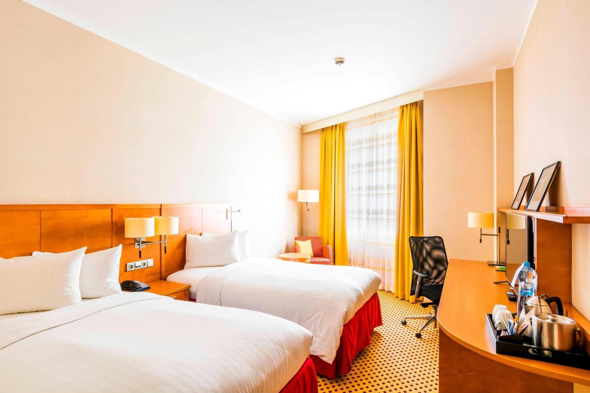 Отель Courtyard By Marriott Pilsen Экстерьер фото