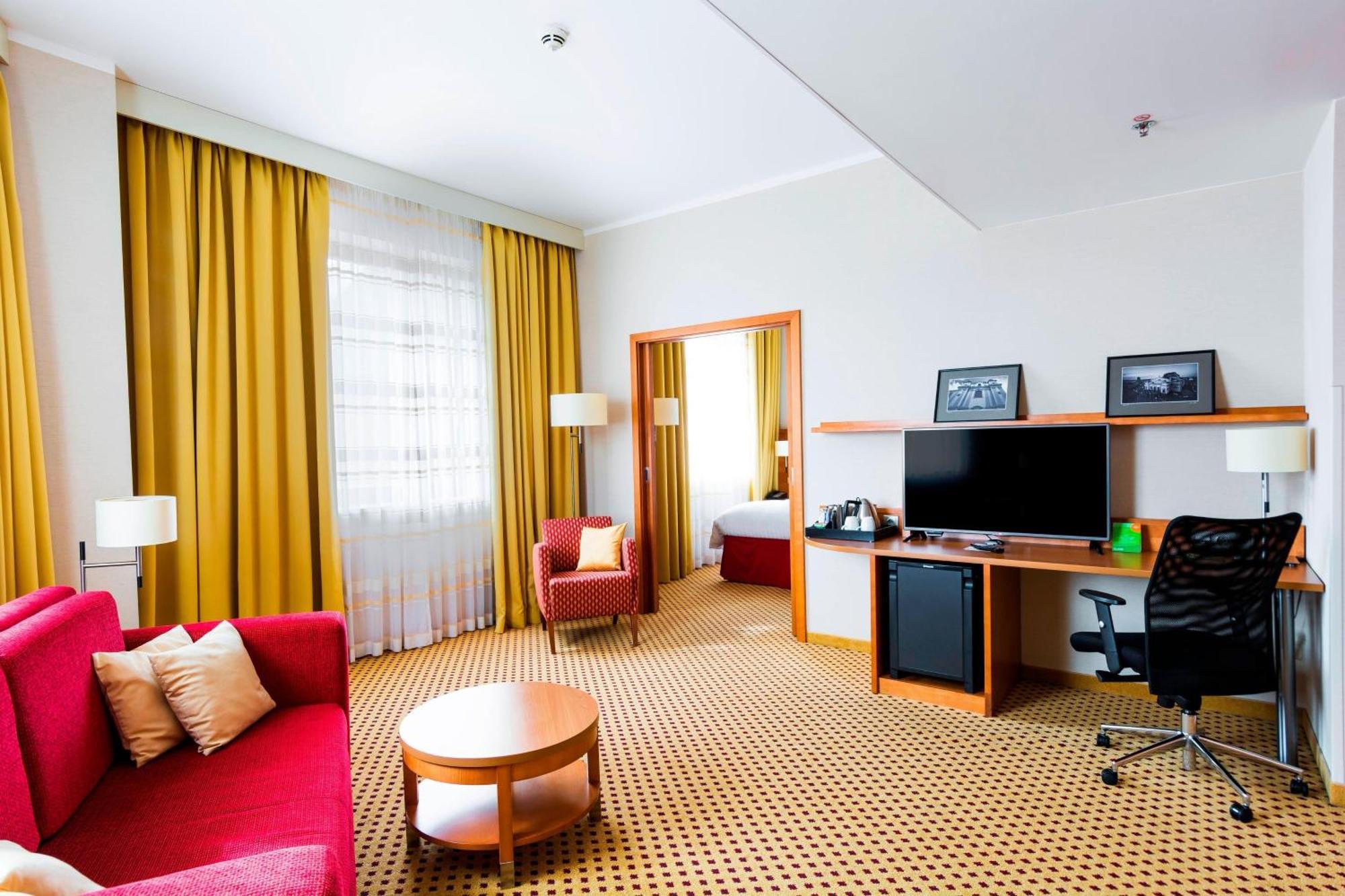 Отель Courtyard By Marriott Pilsen Экстерьер фото