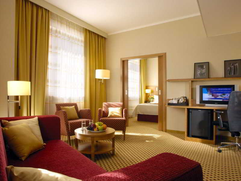 Отель Courtyard By Marriott Pilsen Экстерьер фото